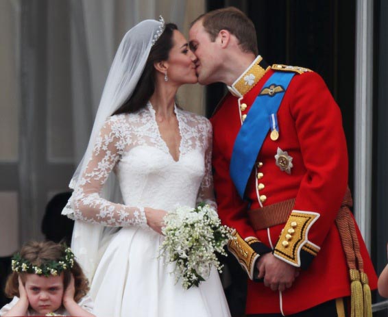 william kate royal kiss on balcony