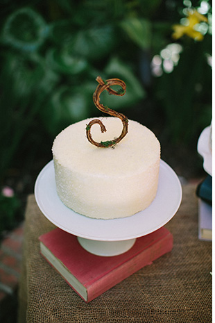 peach wedding cake and cake topper