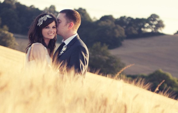 bride and groom in a Italian field