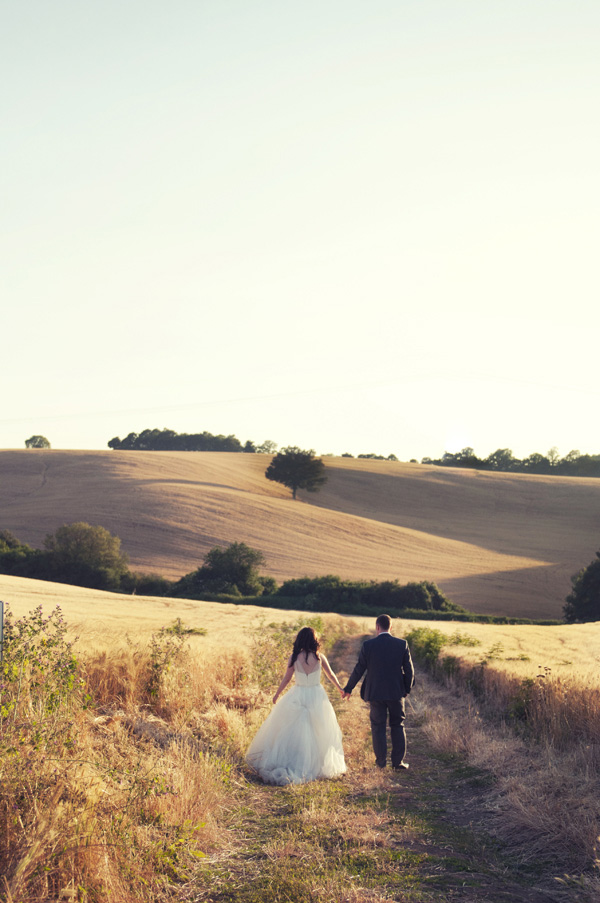 bride and groom in a  Italian field