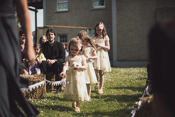 flowergirls in cream dresses