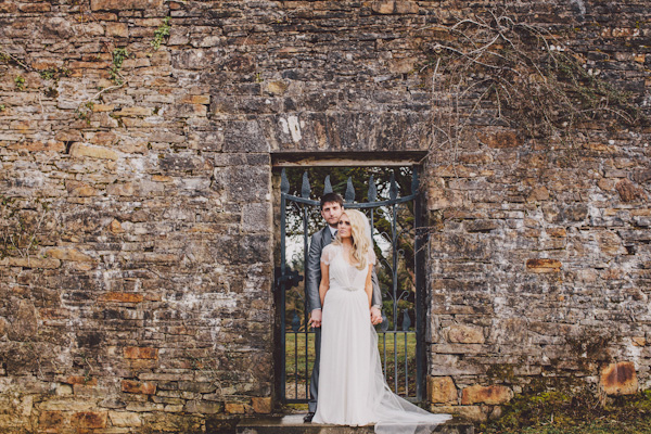 bride and groom outdoor photoshoot