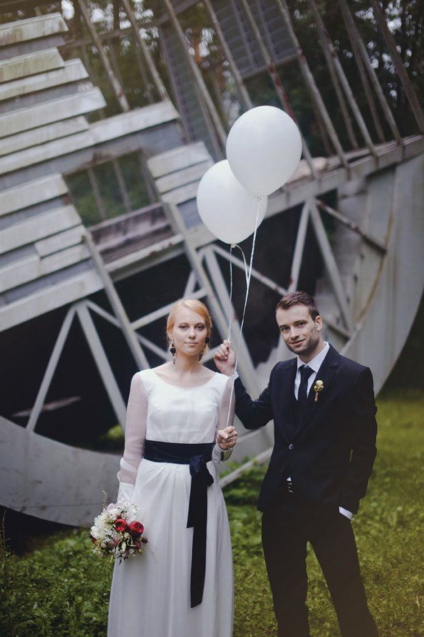 wedding portraits with balloons