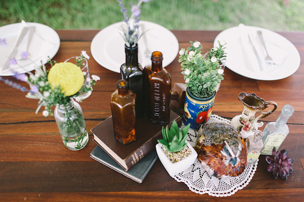 eclectic table centerpieces with florals and vintage trinkets | onefabday.com