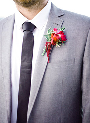 Groom with black tie and red bouttoniere | onefabday.com