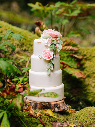 pretty cake with sugar flowers and keys for a secret garden inspired wedding | onefabday.com