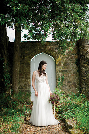 Beautiful minimal botanical shoot at Horetown House by Paula McManus | onefabday.com