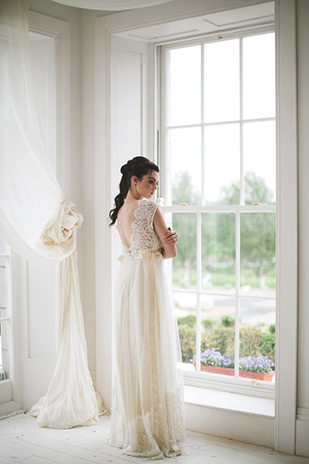 Beautiful minimal botanical shoot at Horetown House by Paula McManus | onefabday.com