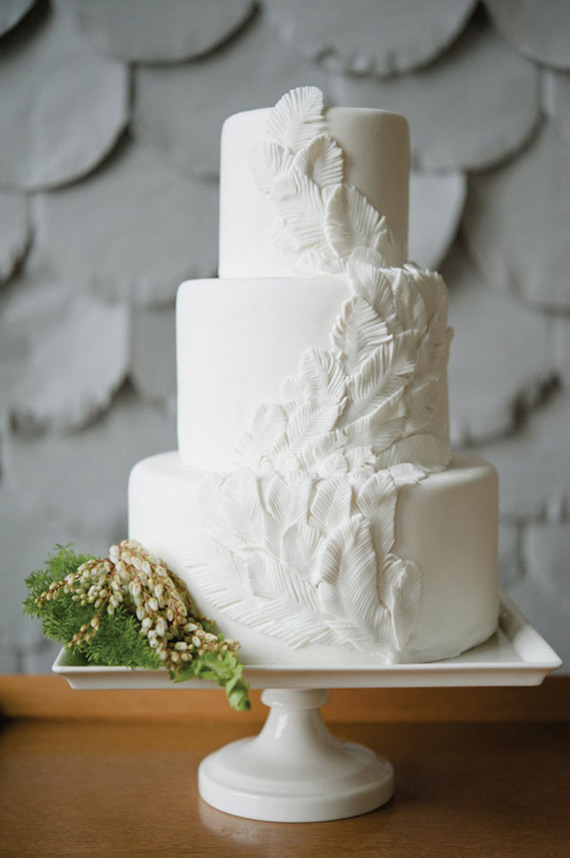 Feather wedding cake inspiration // see all the cakes on onefabday.com