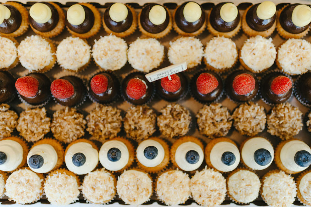 wedding cupcakes, wedding cake table