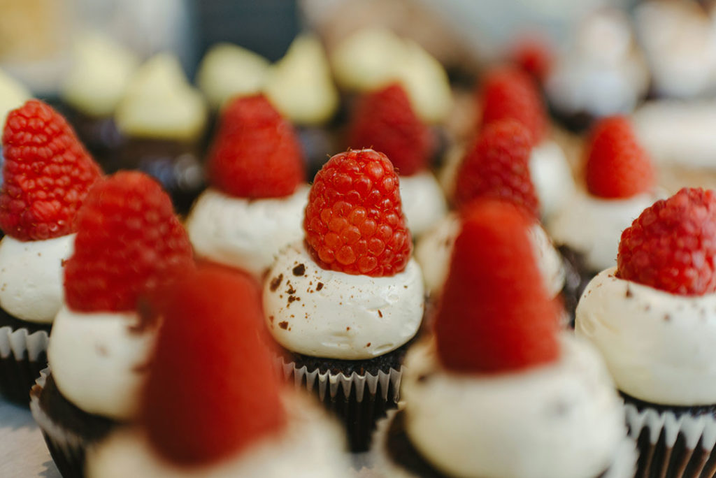 wedding cupcakes, wedding cake table