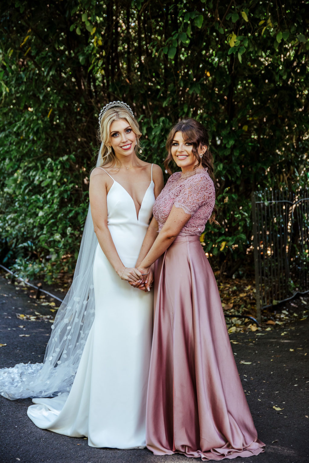 St. Stephen's Green wedding photos, cool pink bridesmaids dresses, bridal headpiece, Stylish and cool Dublin City Wedding Fallon and Byrne wedding by Olga Hogan Photography (2)