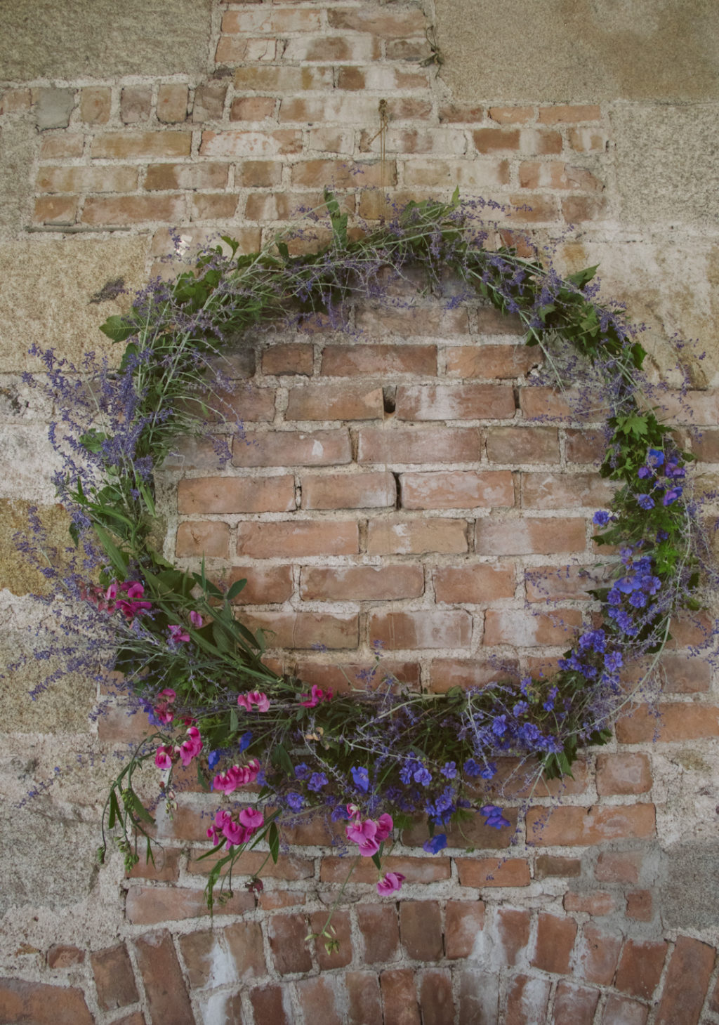 floral hoop decor, floral wedding ceremony decor