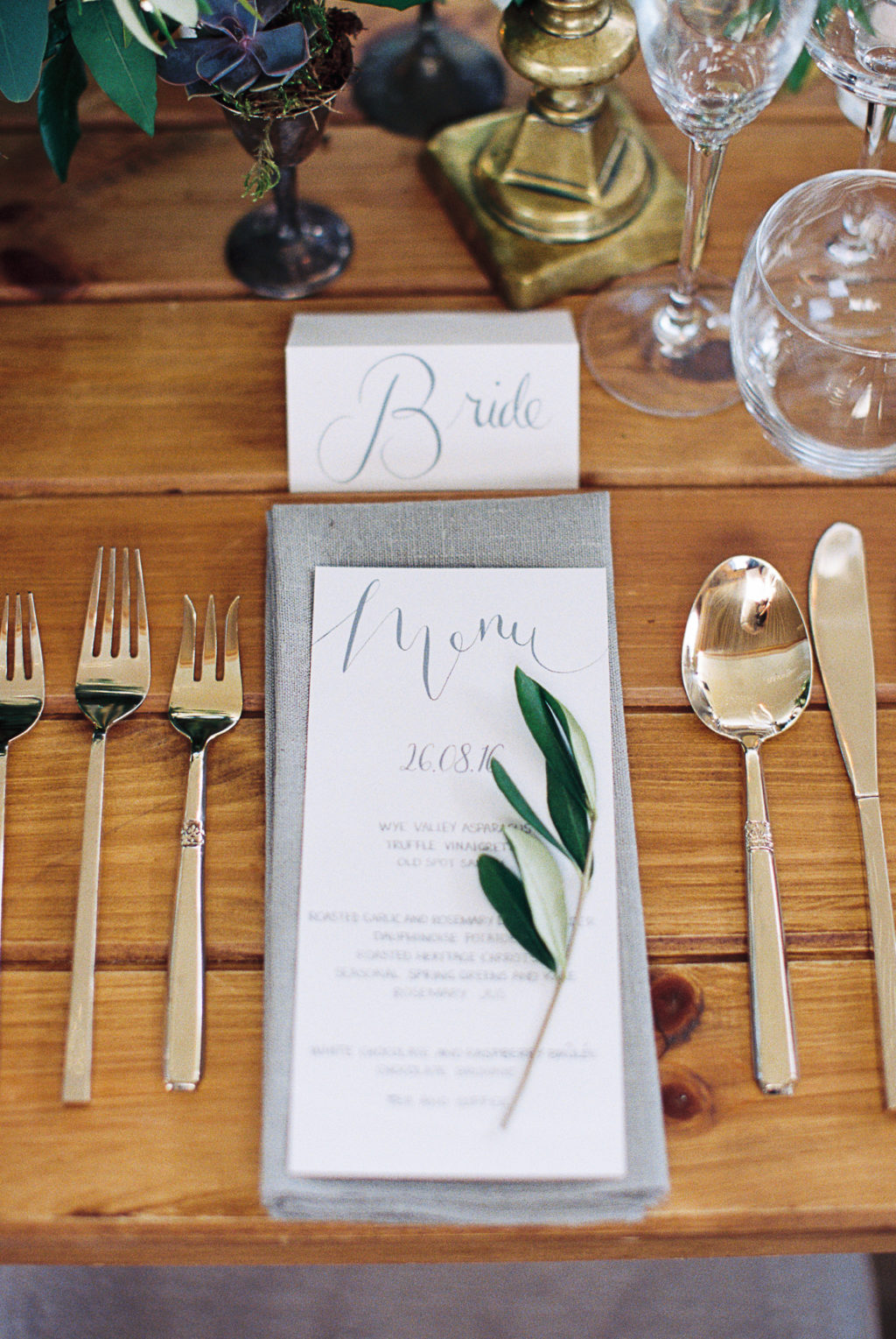 greenery table plan, grey napkins