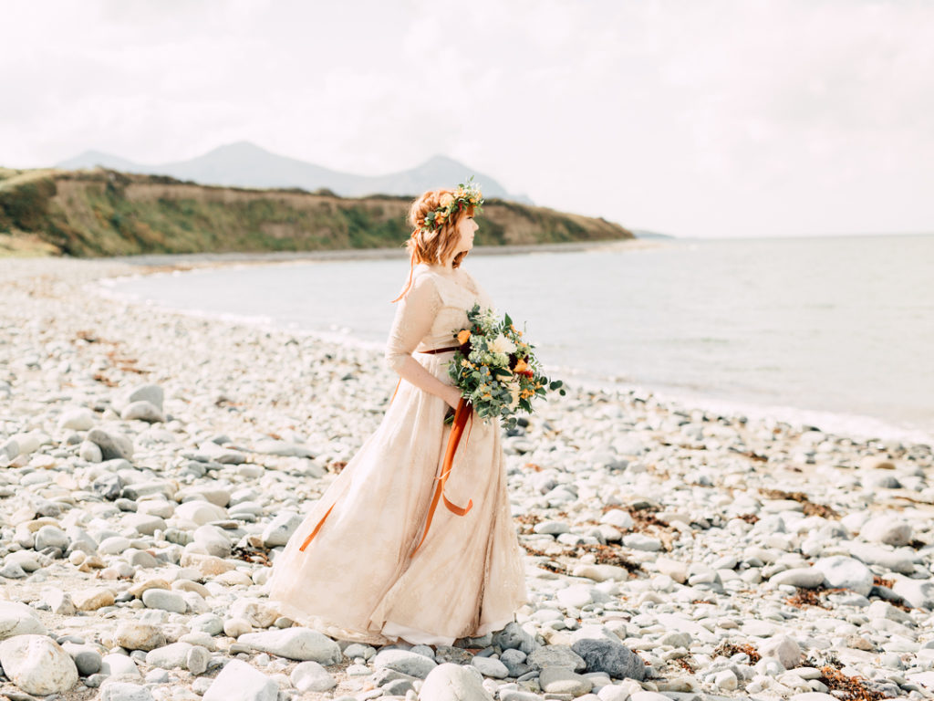 autumnal bridal style, autumnal wedding flowers, autumnal wedding bouquet, autumnal flower crown