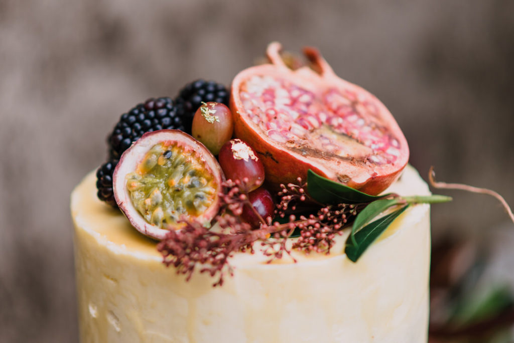 rustic cake table, autumn wedding cake, autumnal wedding cake ideas