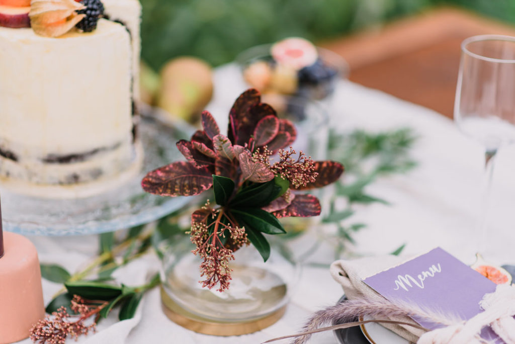 rustic cake table, autumn wedding cake, autumnal wedding cake ideas