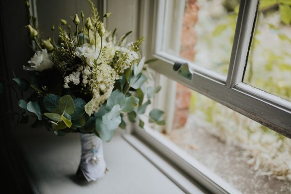 simple wedding bouquet, naturalistic wedding bouquet