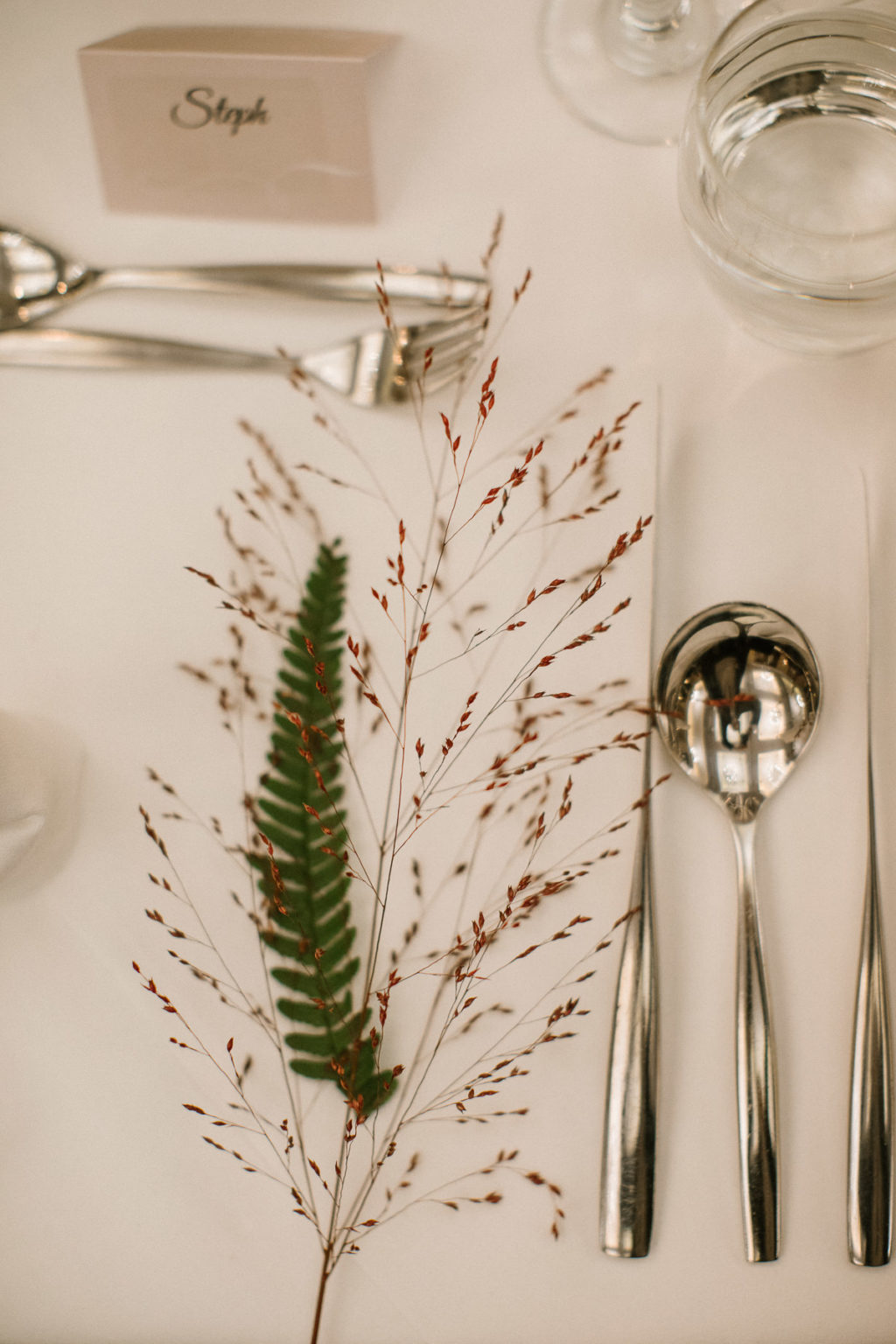 autumnal wedding tablescape, autumnal wedding floral arrangement