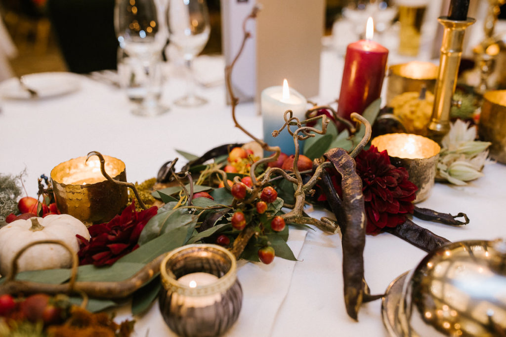 autumnal wedding tablescape, autumnal wedding floral arrangement