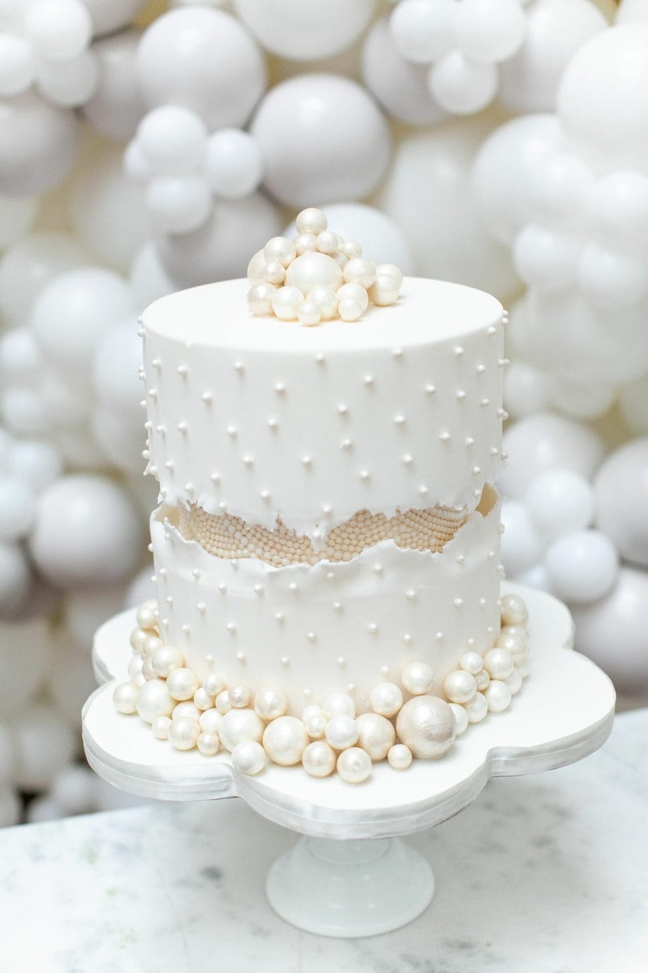 Fault line wedding cakes - the latest wedding cake trend! See more on onefabday.com