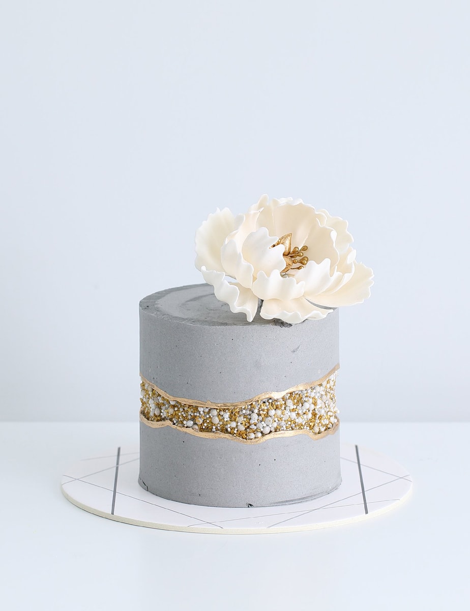 Fault line wedding cakes - the latest wedding cake trend! See more on onefabday.com