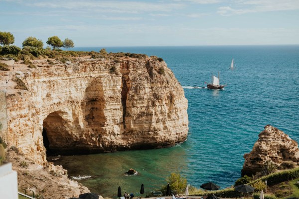 bride and groom cliff portugal