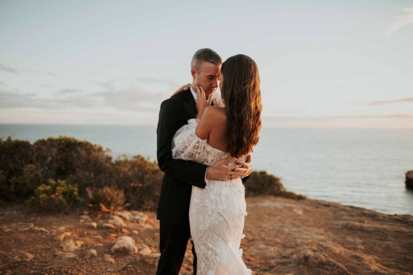 bride and groom cliff portugal