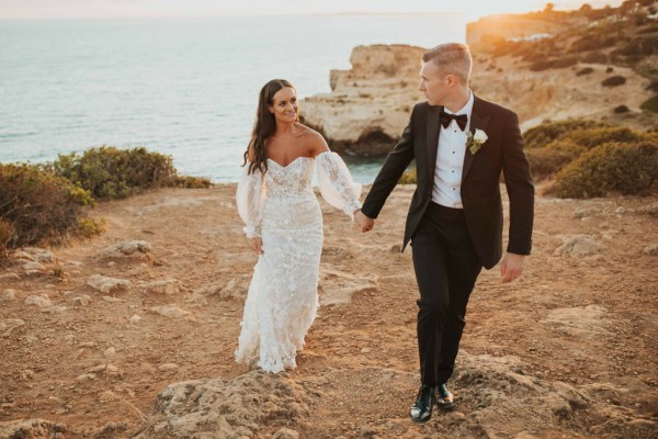 bride and groom cliff portugal