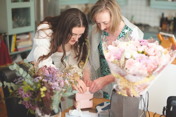 Juniper Barn Photography real weddings bride wedding mother daughter flowers table