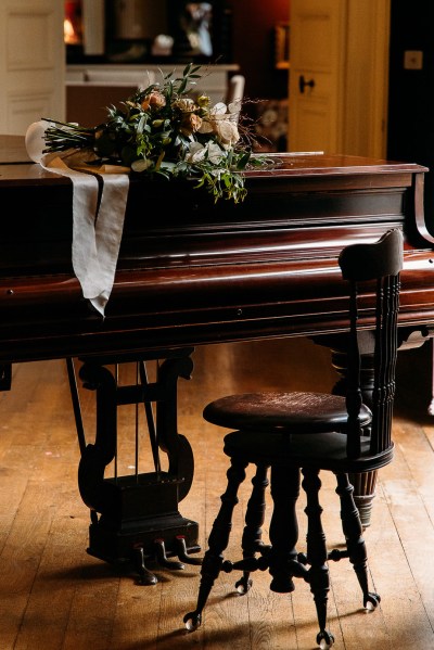 piano and flowers