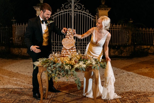 cutting the wedding cake