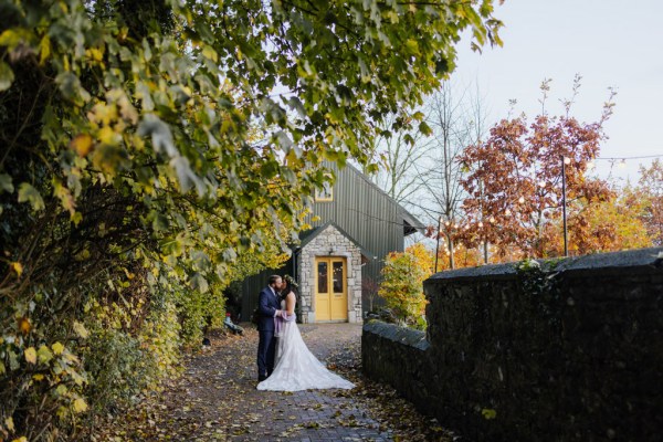 bride and groom kissOlga Hogan Photography: Hannah & Eoghan