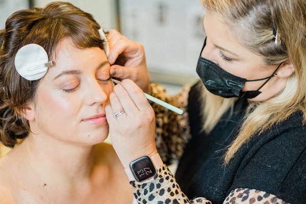 make up getting ready bride