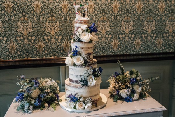 Wedding cake roses flowers