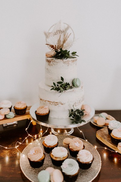 naked wedding cake macarons