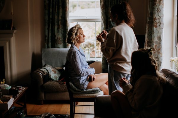 bride getting ready make up