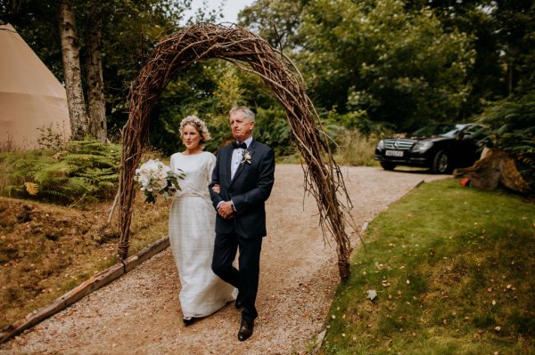 outdoor arch bride and father