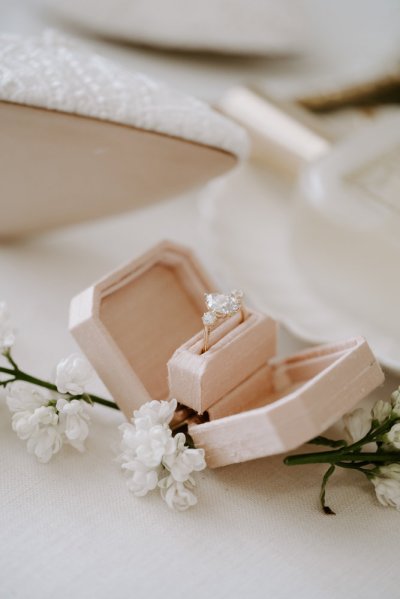 Heel wedding ring detail decor