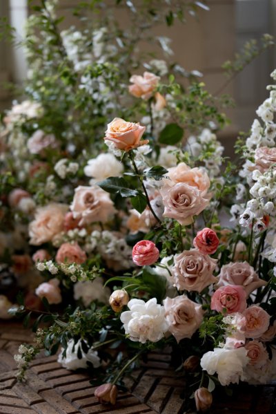 pink roses flowers ceremonial room cutlery dining