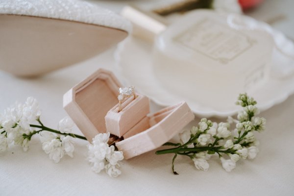 Heel wedding ring detail decor