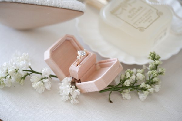 Heel wedding ring detail decor