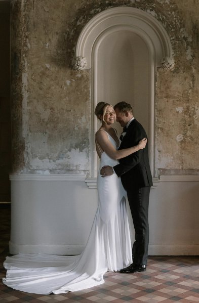 Photography bride groom embrace