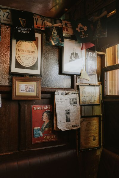 Pub setting decor