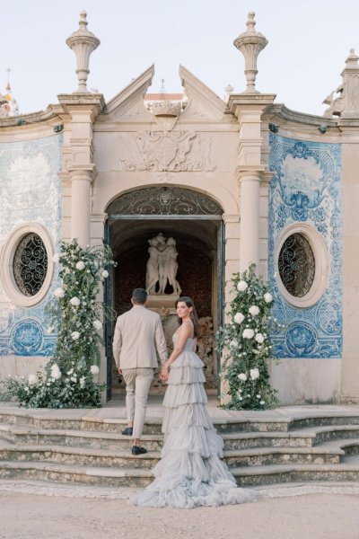 couple outside Palacio de Estoi