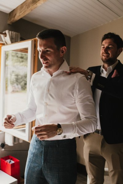 Groom getting ready groomsman