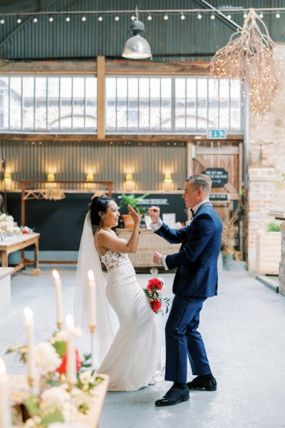 Bride groom dance flowers