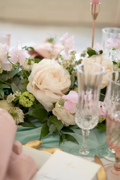 Table setting flowers champagne wine glasses flowers roses