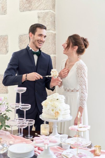 Bride groom eating cake together cutting knife