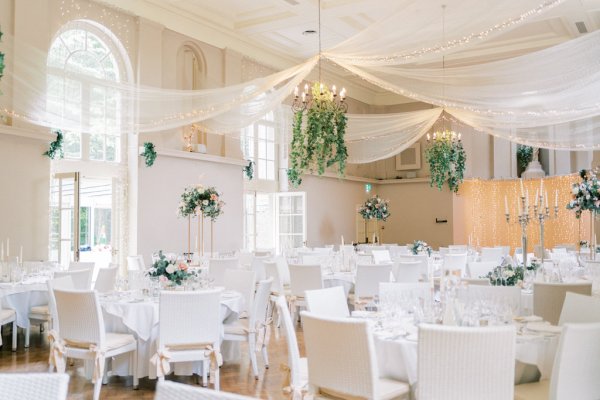 Dining room with flowers candles roses